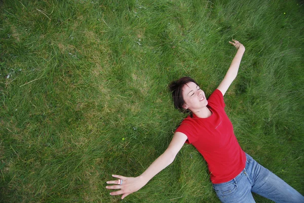 Kobieta w trawie — Zdjęcie stockowe