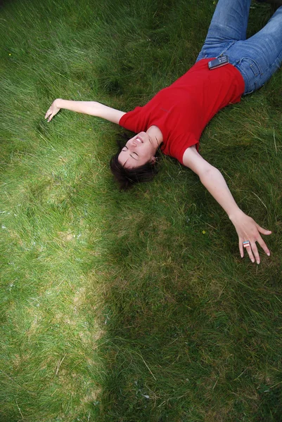 Frau liegt im Gras — Stockfoto