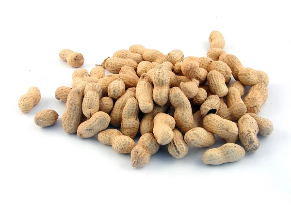 Amendoim isolado sobre fundo branco — Fotografia de Stock