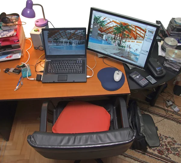 Ноутбук и большой широкий экран крупным планом — стоковое фото