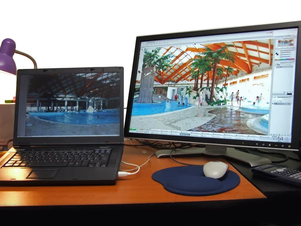 Ноутбук и большой широкий экран крупным планом — стоковое фото