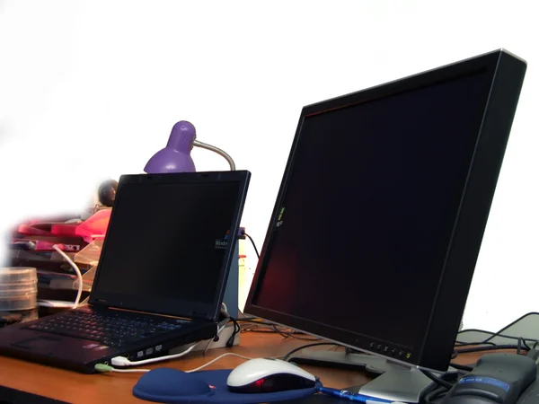 Dizüstü bilgisayar ve büyük geniş ekran portre — Stockfoto