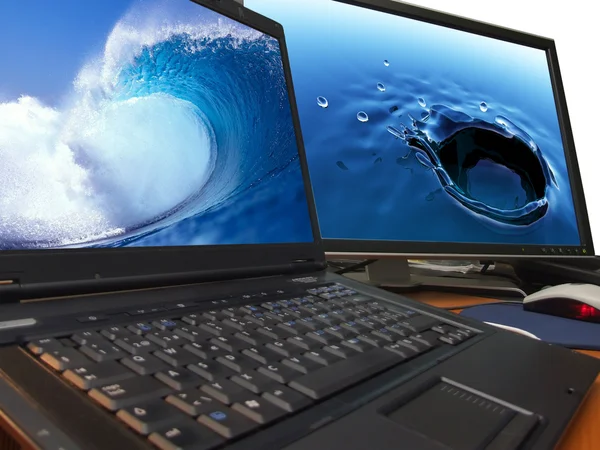 Ноутбук і великий широкий екран крупним планом — стокове фото