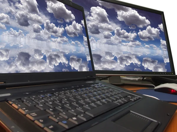 Çift ekran üzerinde dramatik mavi gökyüzü — Stok fotoğraf