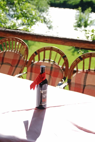 Butelka wina na stole — Zdjęcie stockowe