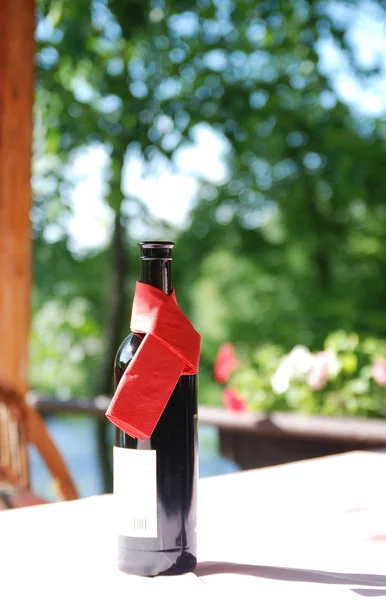 Vinflaska på bordet — Stockfoto
