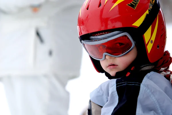 Pequeño esquiador con casco y gafas — Foto de Stock