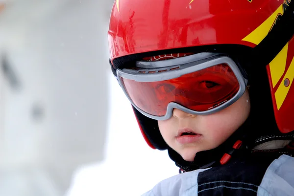 Kask ve gözlük ile küçük kayakçı — Stok fotoğraf