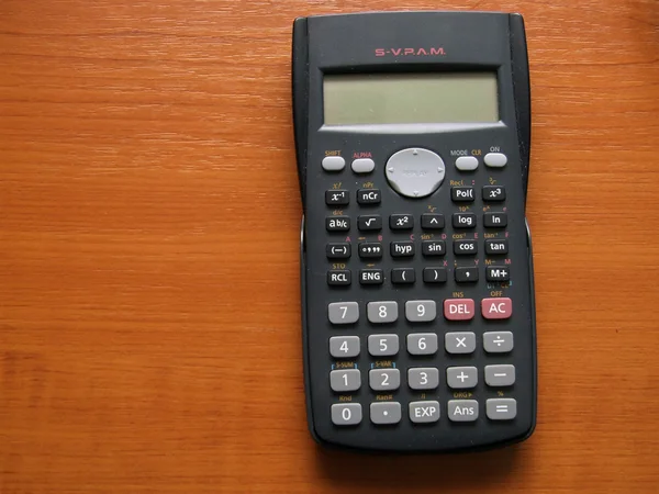 科学計算用電卓、茶色のテーブルの上 — ストック写真