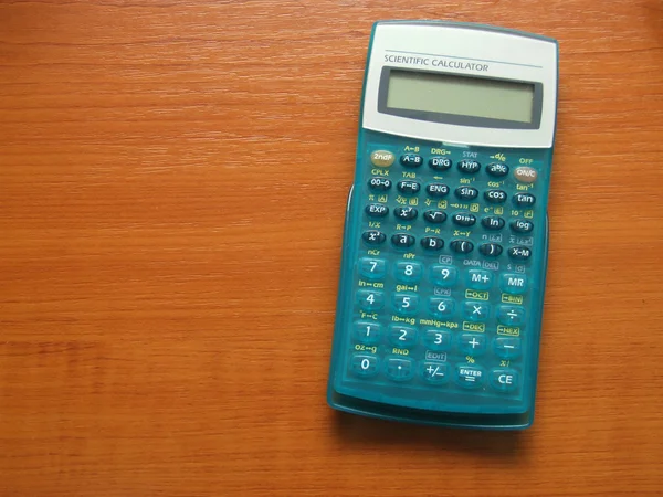 Науковий калькулятор на коричневому столі — стокове фото