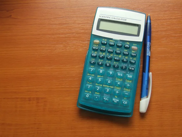 Calculatrice scientifique sur la table brune — Photo