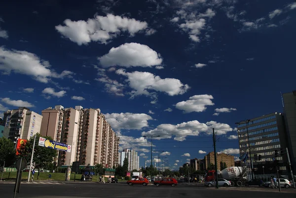 Tráfego na cidade e céu azul com nuvens dramáticas — Fotografia de Stock