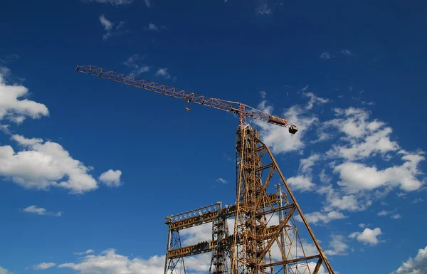 Crane with dramatic clouds in background — Stock Photo, Image