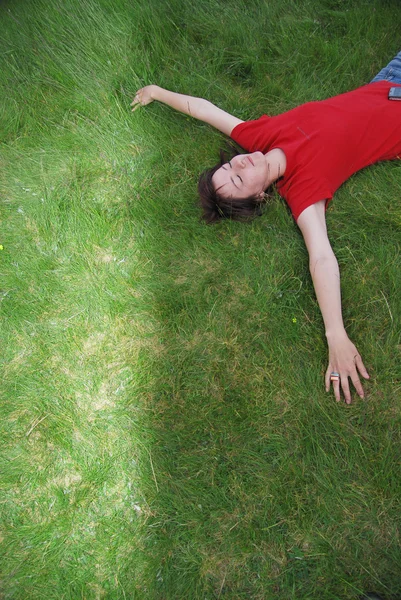 Woman laying in grass — Stock Photo, Image