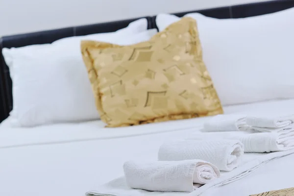 Handdoeken in hotelkamer — Stockfoto