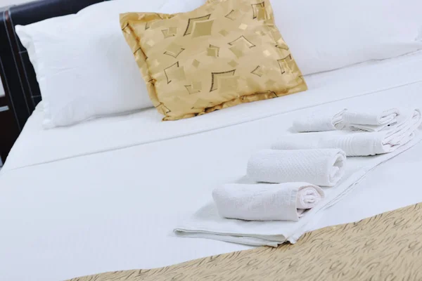 Towels in hotel room — Stock Photo, Image