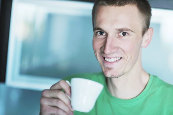 Przystojny młody mężczyzna napój rano świeże kawy — Zdjęcie stockowe