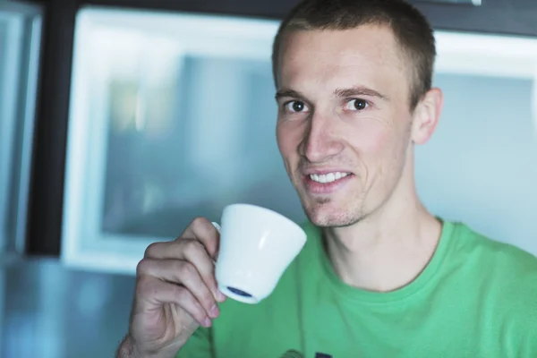 Schöner junger Mann trinkt frischen Morgenkaffee — Stockfoto