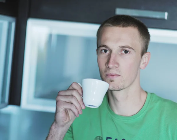 Knappe jongeman drankje verse ochtend koffie — Stockfoto