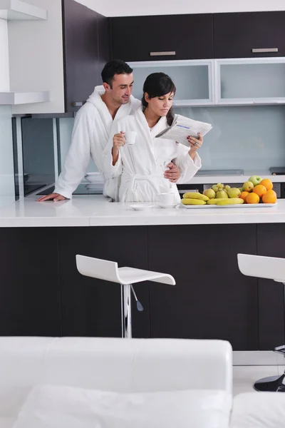 若いカップルはモダンなキッチンで — ストック写真