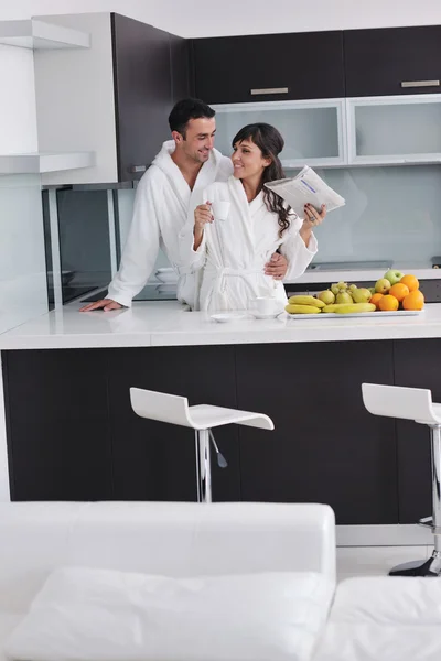 Молодая пара веселится на современной кухне — стоковое фото