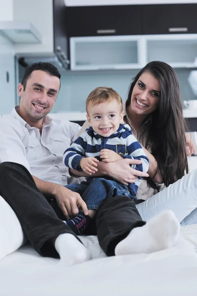 Feliz familia joven divertirse en casa —  Fotos de Stock