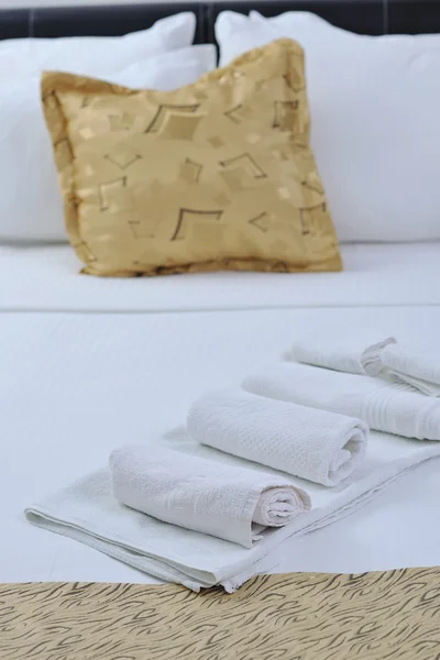 Toalhas no quarto de hotel — Fotografia de Stock
