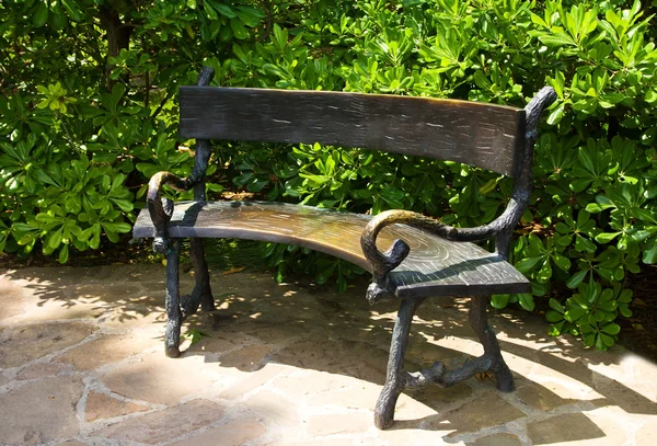 クローズ アップの庭のベンチ — ストック写真