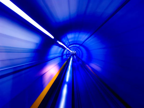 Door de tunnel — Stockfoto