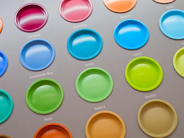Boîtes de peinture colorées — Photo