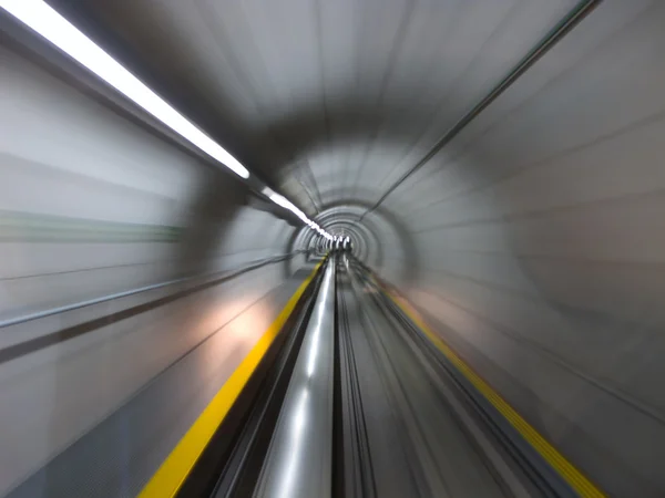 Door de tunnel — Stockfoto