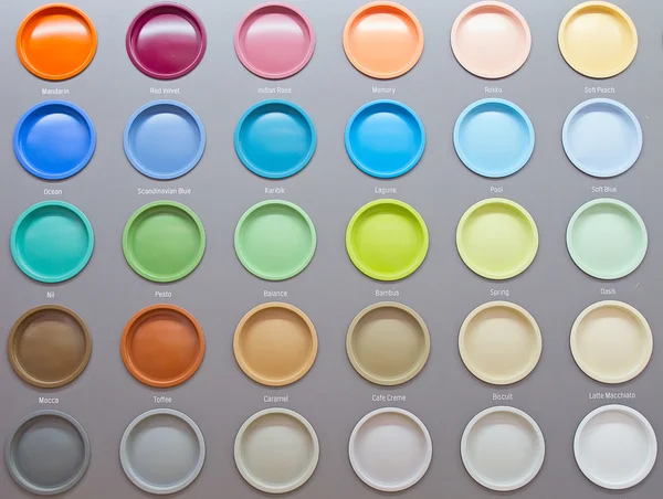 Kleurrijke verf blikjes — Stockfoto