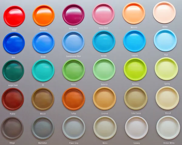 Kleurrijke verf blikjes — Stockfoto