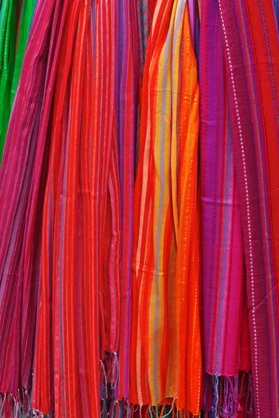 ผ้าพันคอในตลาด — ภาพถ่ายสต็อก