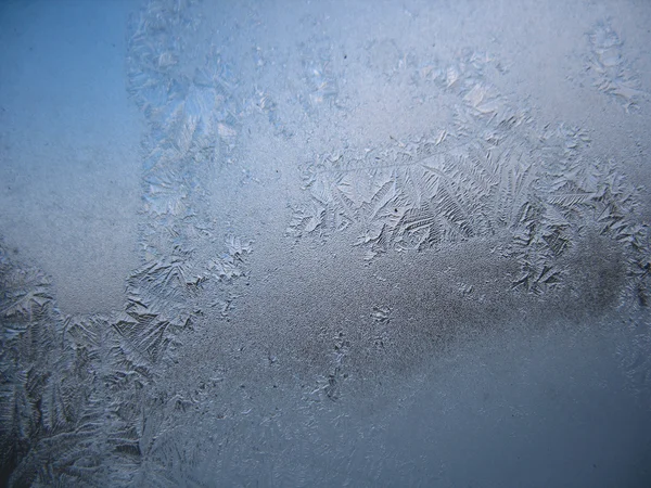 Морозний візерунок на зимовому вікні — стокове фото
