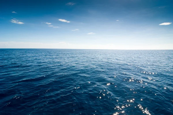 Море з блакитними хвилями — стокове фото