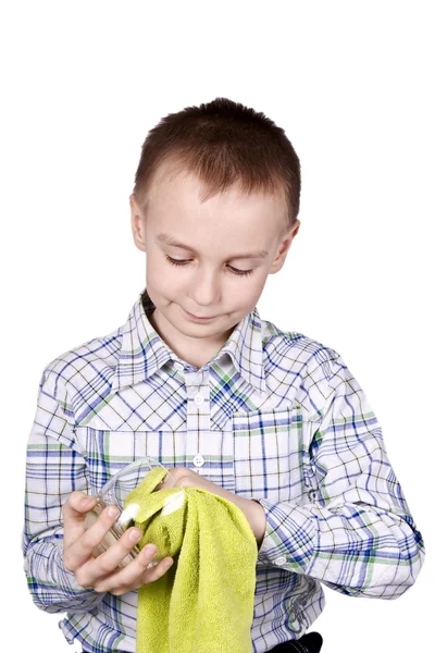 Мальчик вытирает стакан салфеткой . — стоковое фото