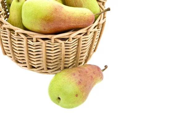Päron i en korg. — Stockfoto