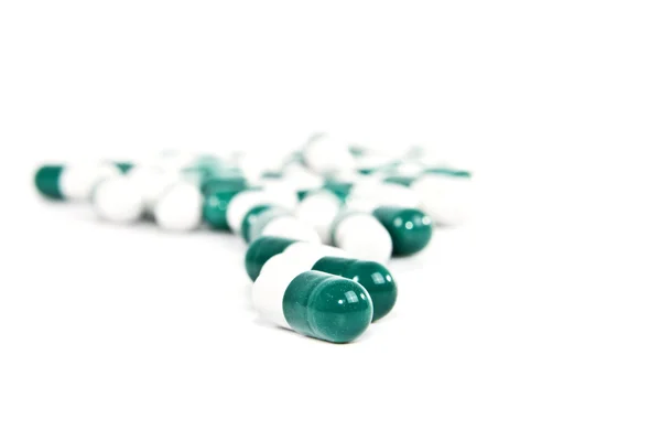 Tabletták szétszórt fehér alapon. — Stock Fotó