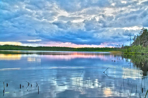 Zware wolken boven forest lake — Stockfoto
