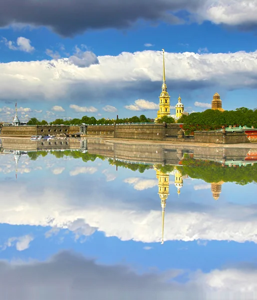 Петропавловская крепость с отражением — стоковое фото