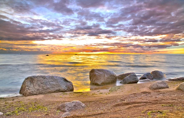 Kövek-óceán naplemente — Stock Fotó