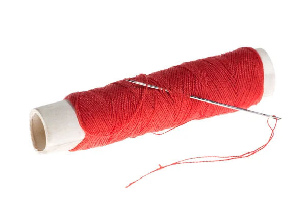 Stalen naalden en rode draad op wit — Stockfoto