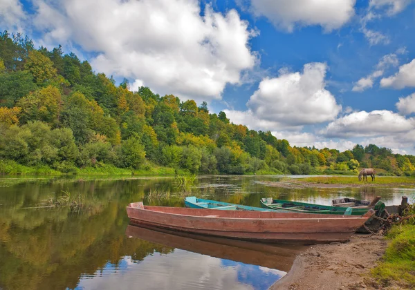 Velhos barcos no rio — Fotografia de Stock