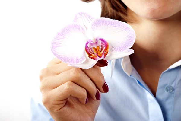 Mujer con flor de orquídea — Foto de Stock