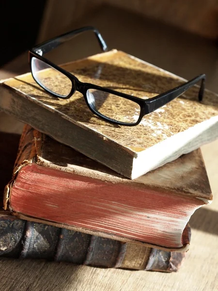 Παλιά βιβλία και γυαλιά — Φωτογραφία Αρχείου