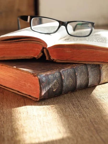 Livros antigos e óculos — Fotografia de Stock
