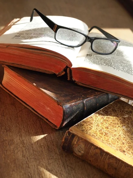 Старые книги и очки — стоковое фото