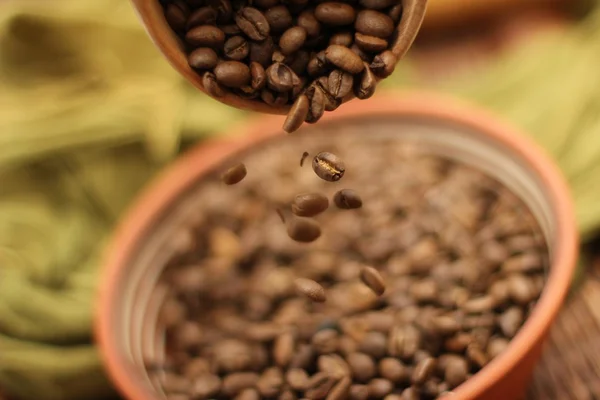 落下のコーヒー豆 — ストック写真