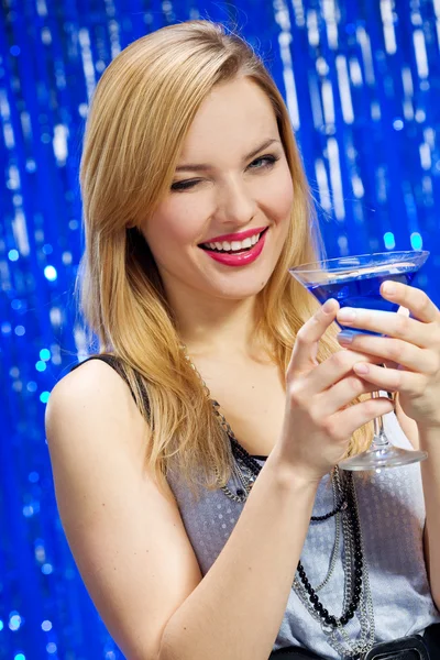 Mujer sonriente con champán och de cristal — Foto de Stock